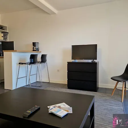 Meuble Avec Wifi A - Fr-1-825-37 * La Rochelle